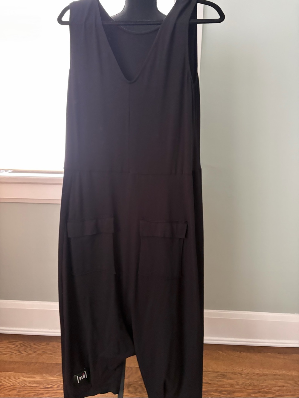 Women’s Black Sleeveless V-Neck Jumpsuit with Front Pockets